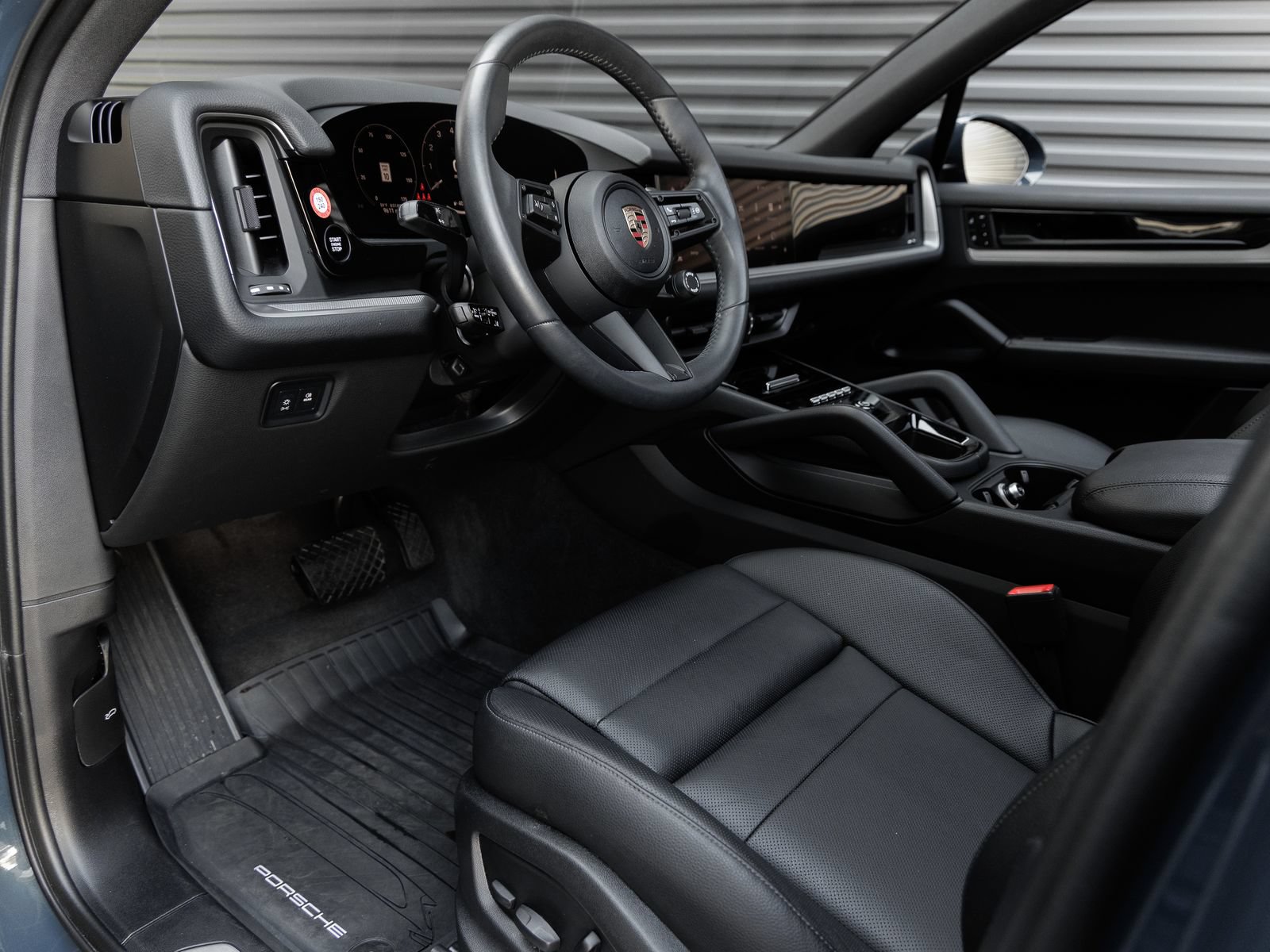Certified 2025 Porsche Cayenne AWD/4WD image 4