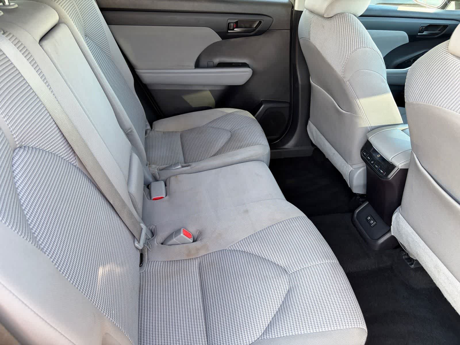 Used 2021 Toyota Highlander LE FWD image 11