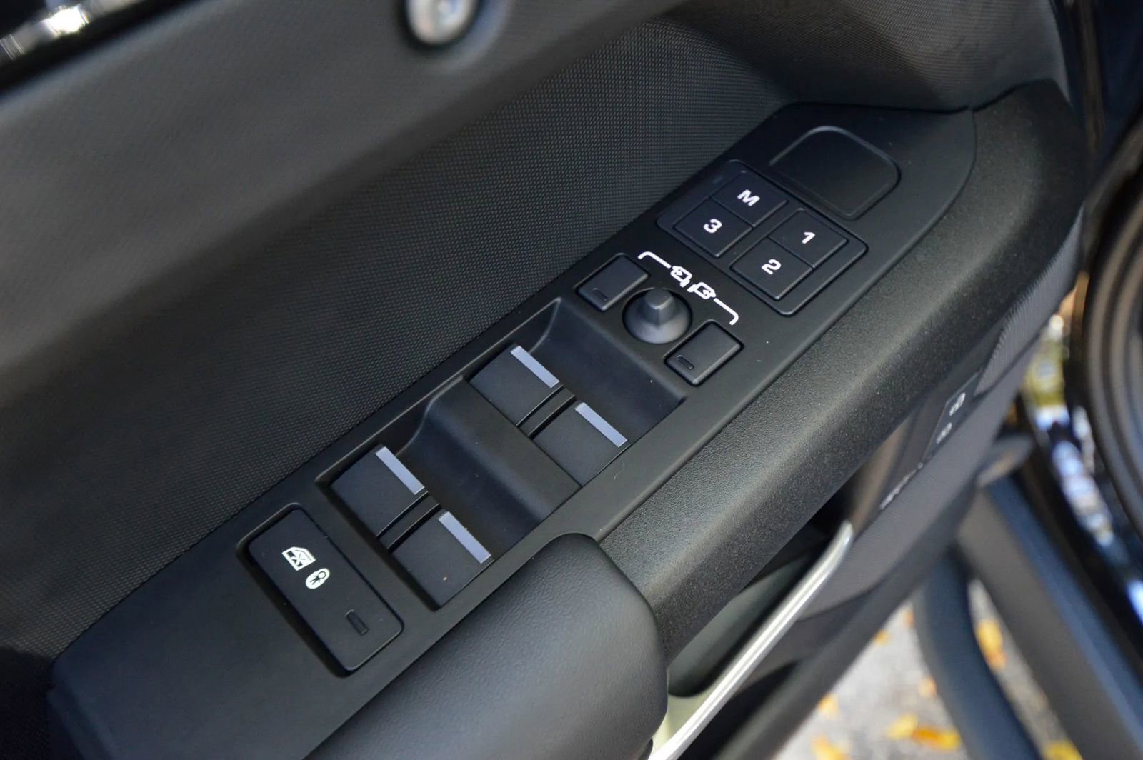 Used 2025 Land Rover Defender 130 V8 image 28