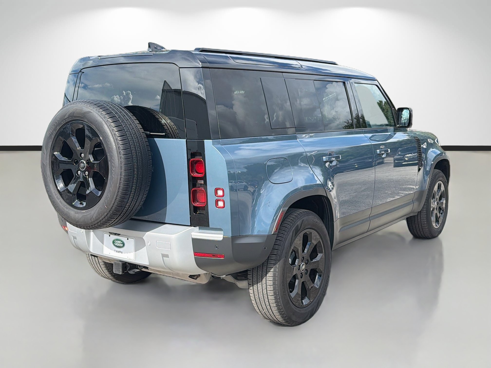 Used 2025 Land Rover Defender 110 S AWD/4WD image 5