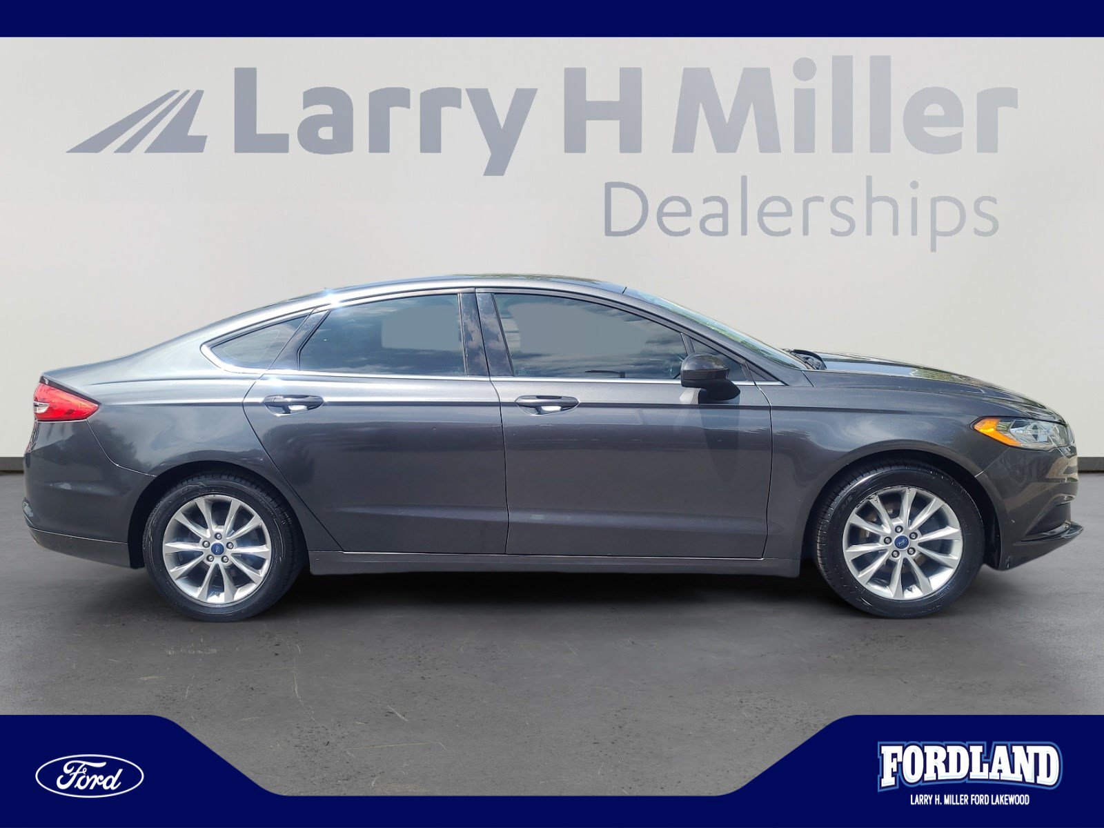 Used 2017 Ford Fusion SE w/ Fusion SE Technology Package FWD image 6