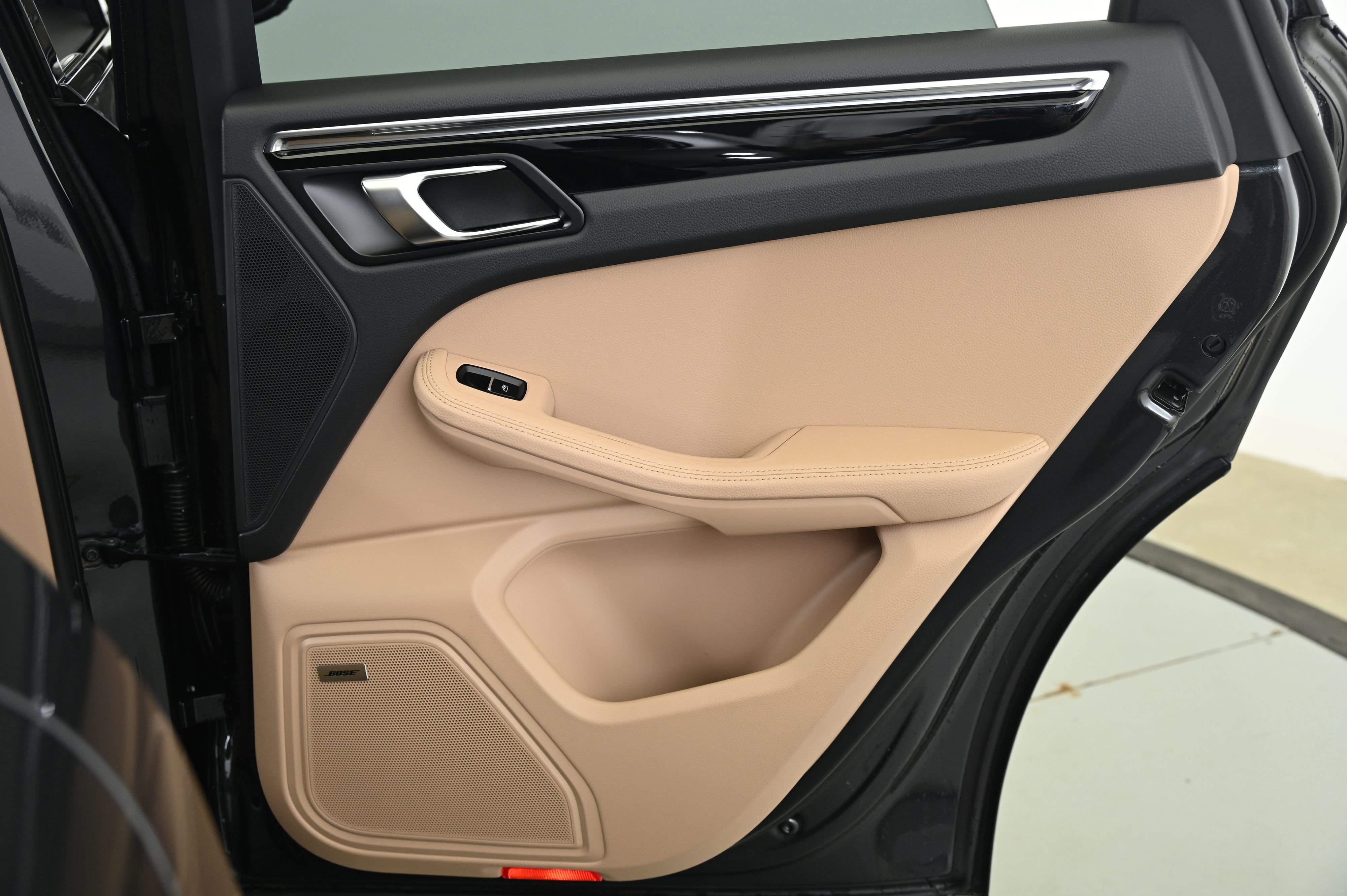 Certified 2025 Porsche Macan image 20