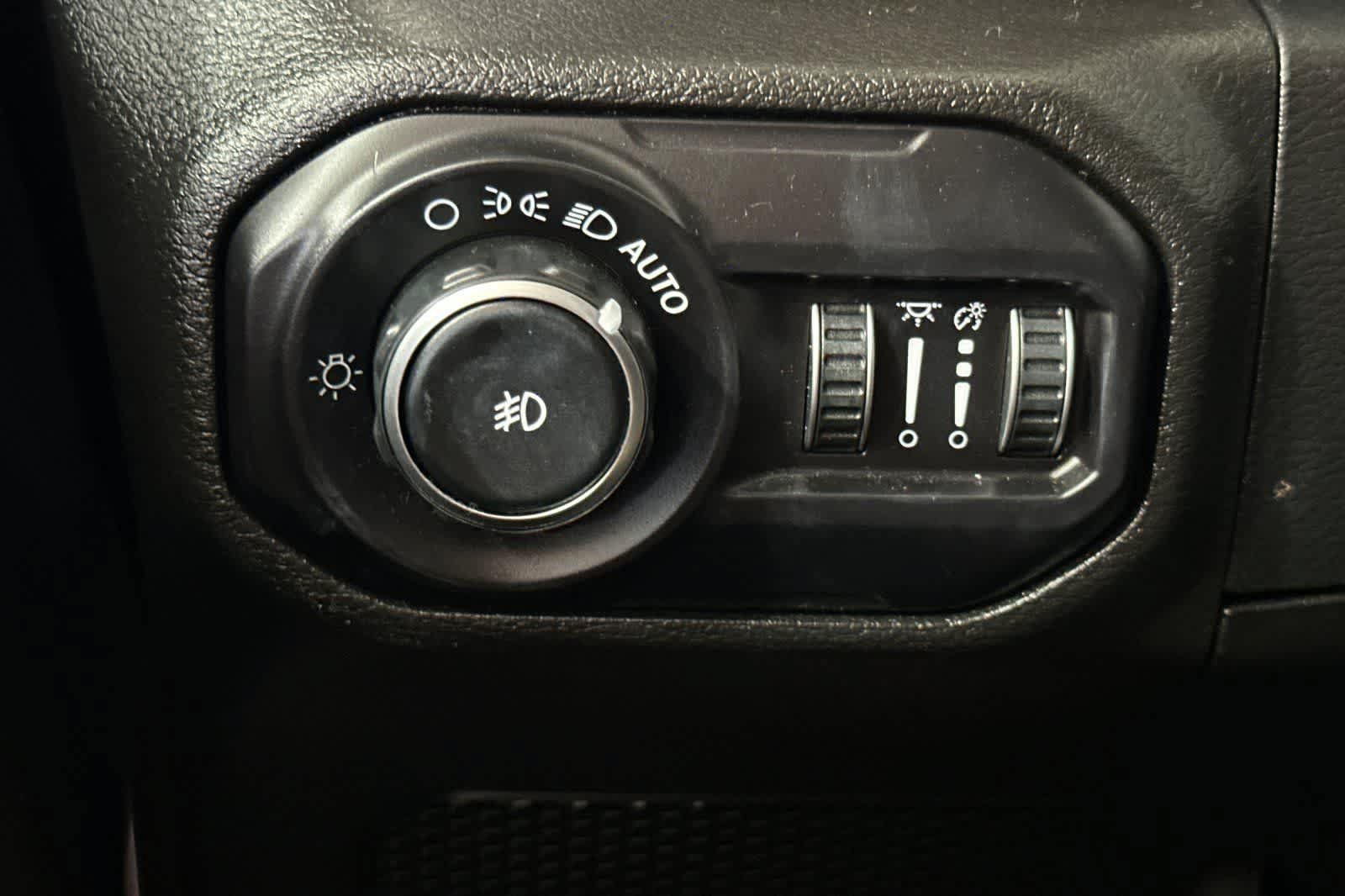 Used 2018 Jeep Wrangler Unlimited Sahara AWD/4WD image 33