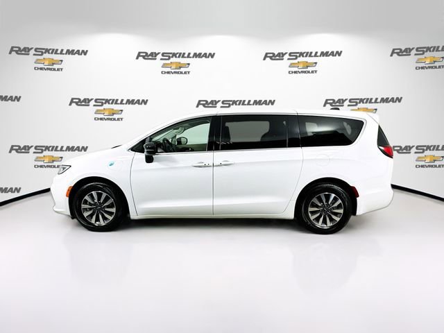 Used 2024 Chrysler Pacifica Select image 4