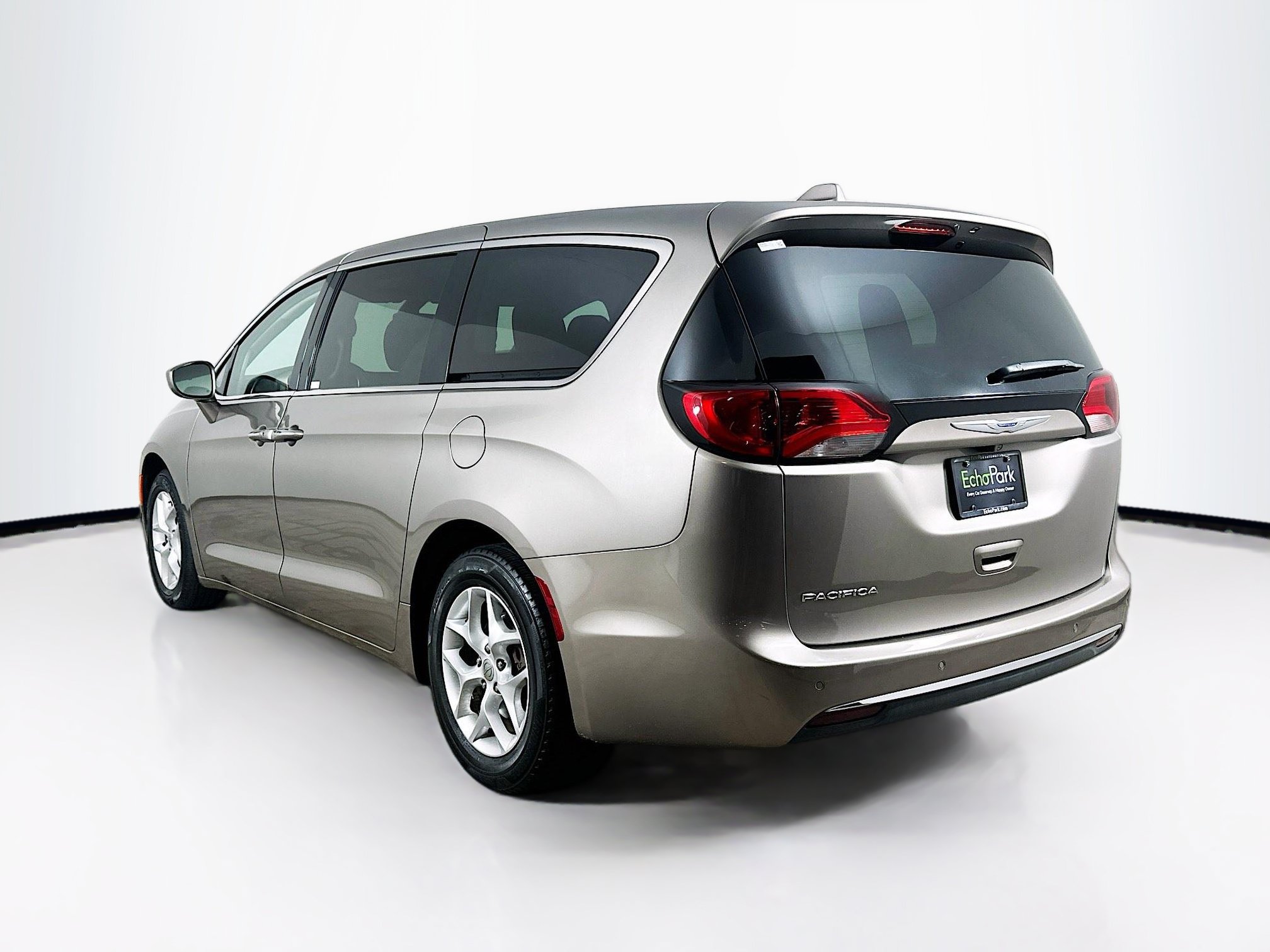 Used 2018 Chrysler Pacifica Touring Plus w/ Tire & Wheel Group FWD image 5
