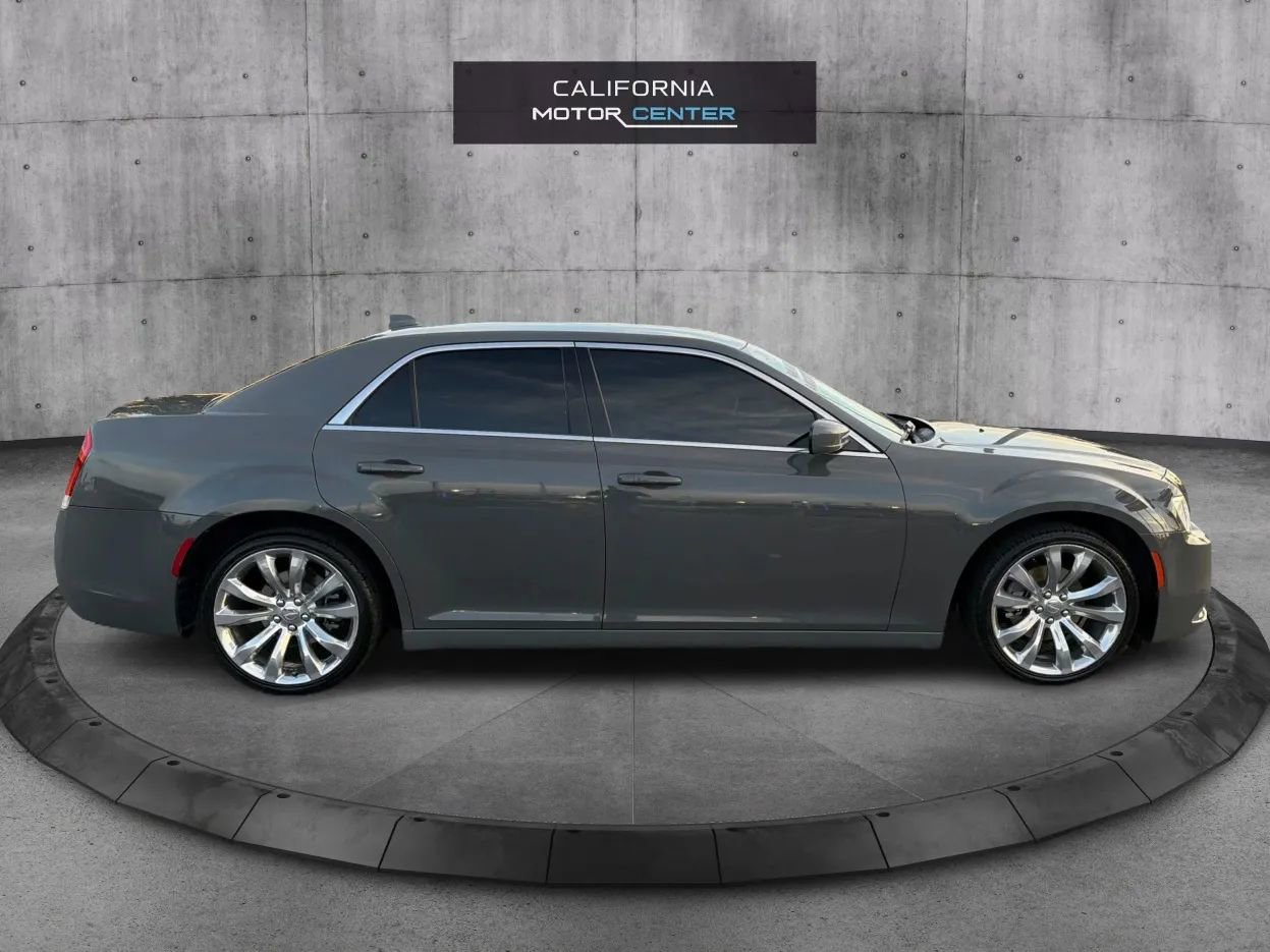 Used 2018 Chrysler 300 Touring L image 4