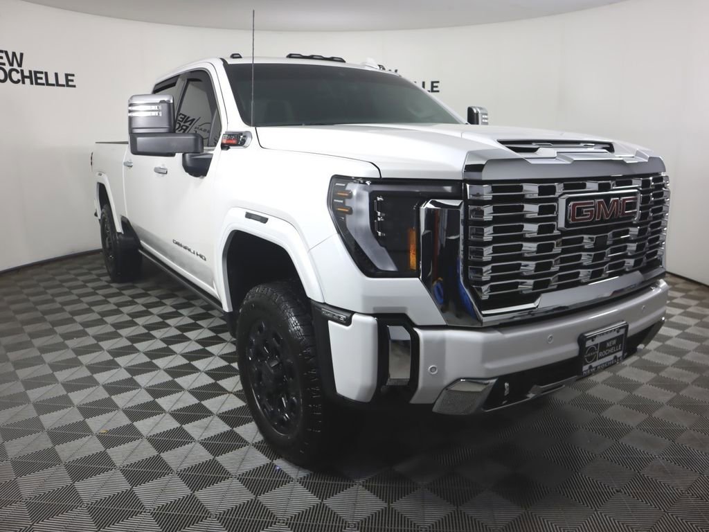 Used 2025 GMC Sierra 3500 Denali image 3