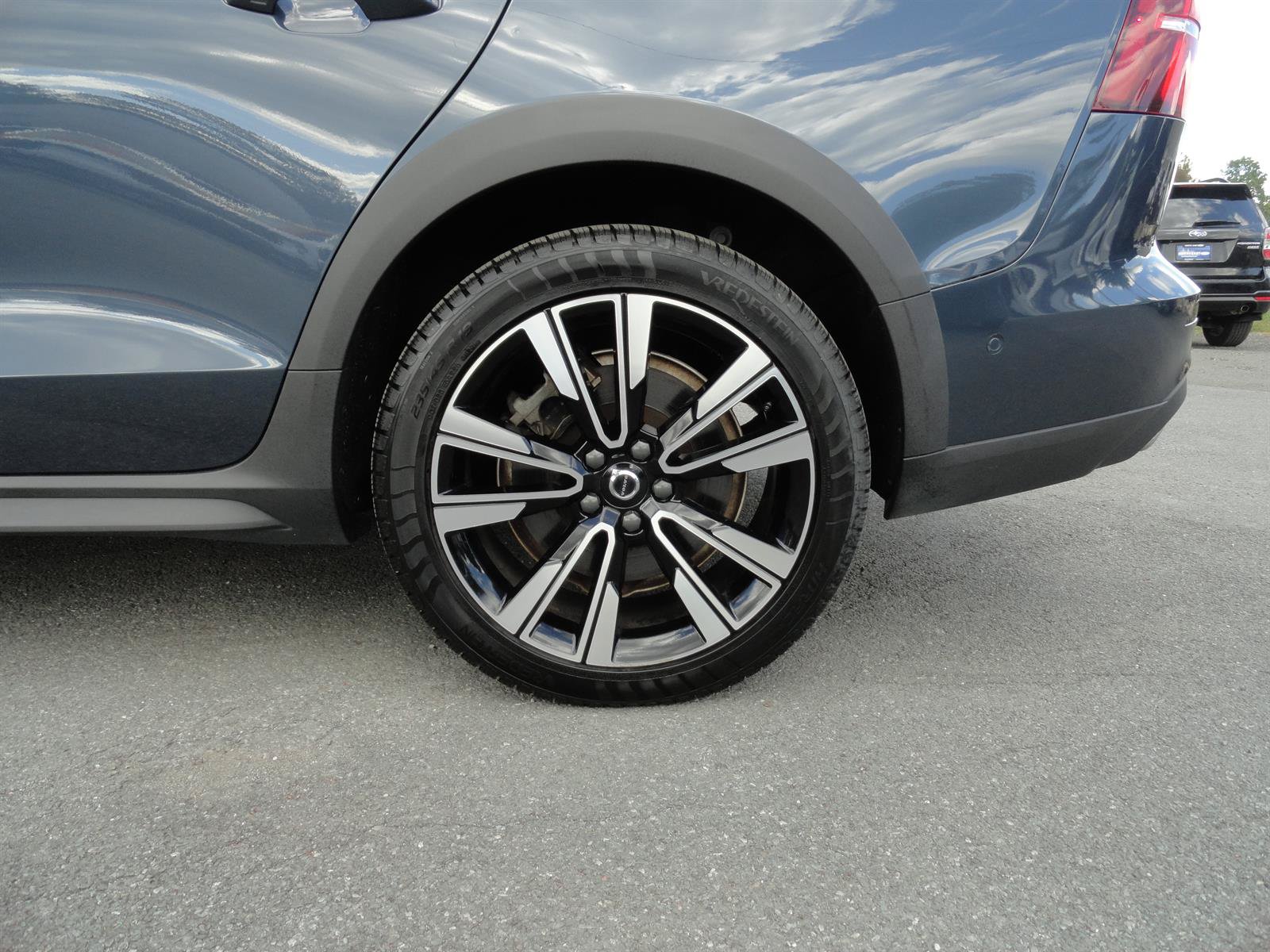 Used 2022 Volvo V60 T5 Cross Country w/ Advanced Package AWD/4WD image 9