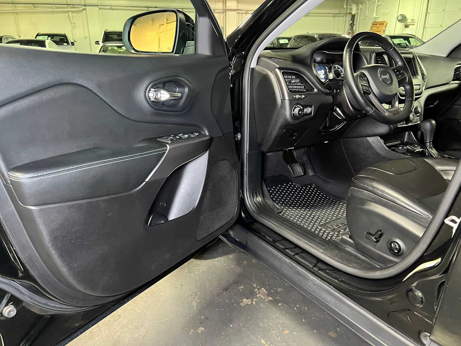 Used 2019 Jeep Cherokee Latitude Plus w/ Cold Weather Group AWD/4WD image 21