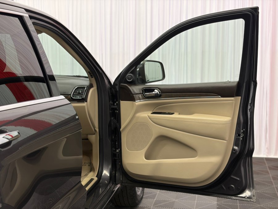 Used 2020 Jeep Grand Cherokee Overland AWD/4WD image 15