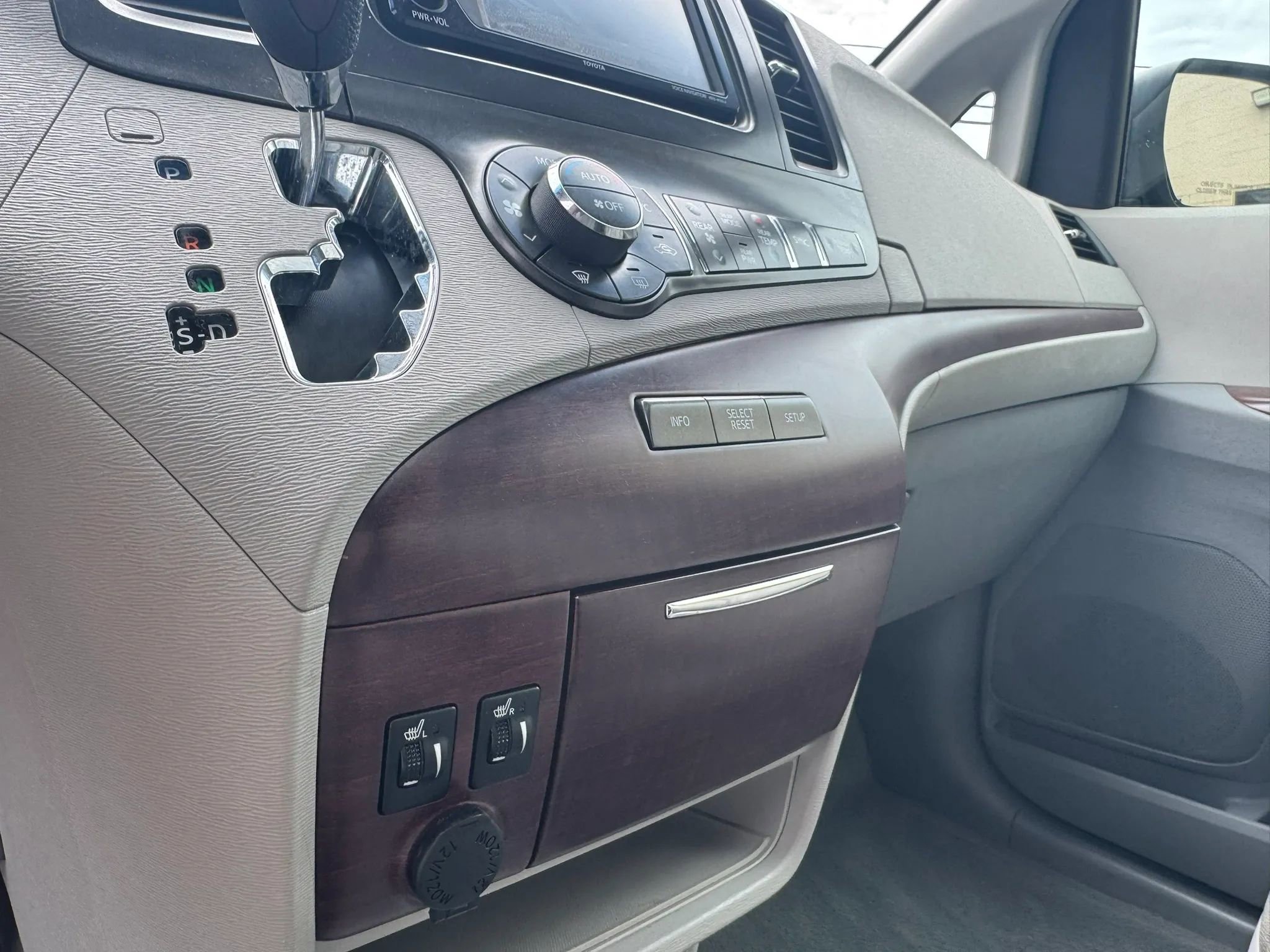 Used 2013 Toyota Sienna XLE FWD image 24