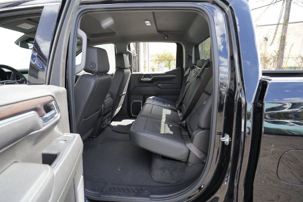 Used 2025 GMC Sierra 1500 SLT AWD/4WD image 25
