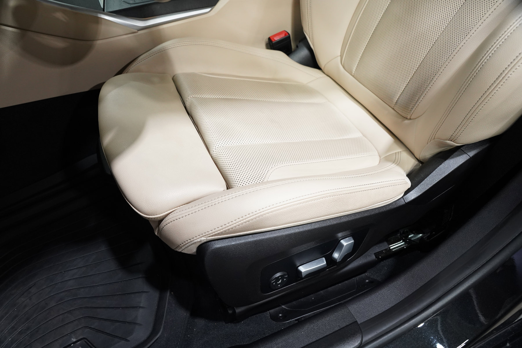 Used 2023 BMW 330i xDrive Sedan w/ Premium Package AWD/4WD image 24