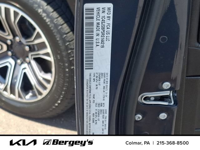 Used 2024 Jeep Wagoneer L Series II w/ Flexible Seating Group AWD/4WD image 30