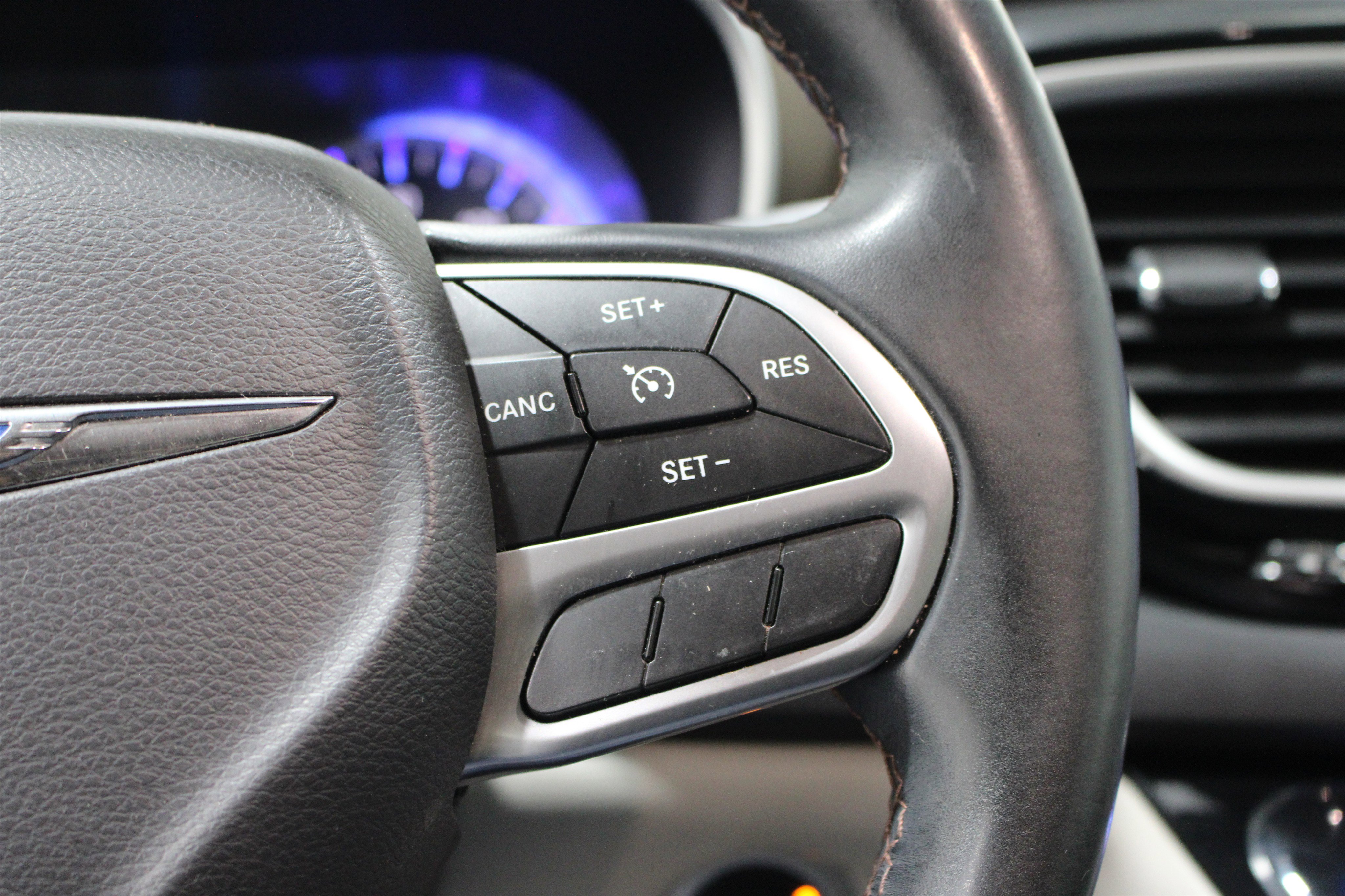 Used 2017 Chrysler Pacifica Touring-L FWD image 11