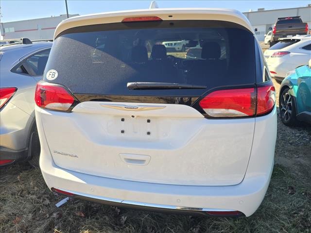 Used 2020 Chrysler Pacifica Touring w/ Advanced Safetytec Group image 4