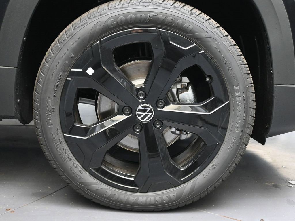 New 2025 Volkswagen Taos SE image 9