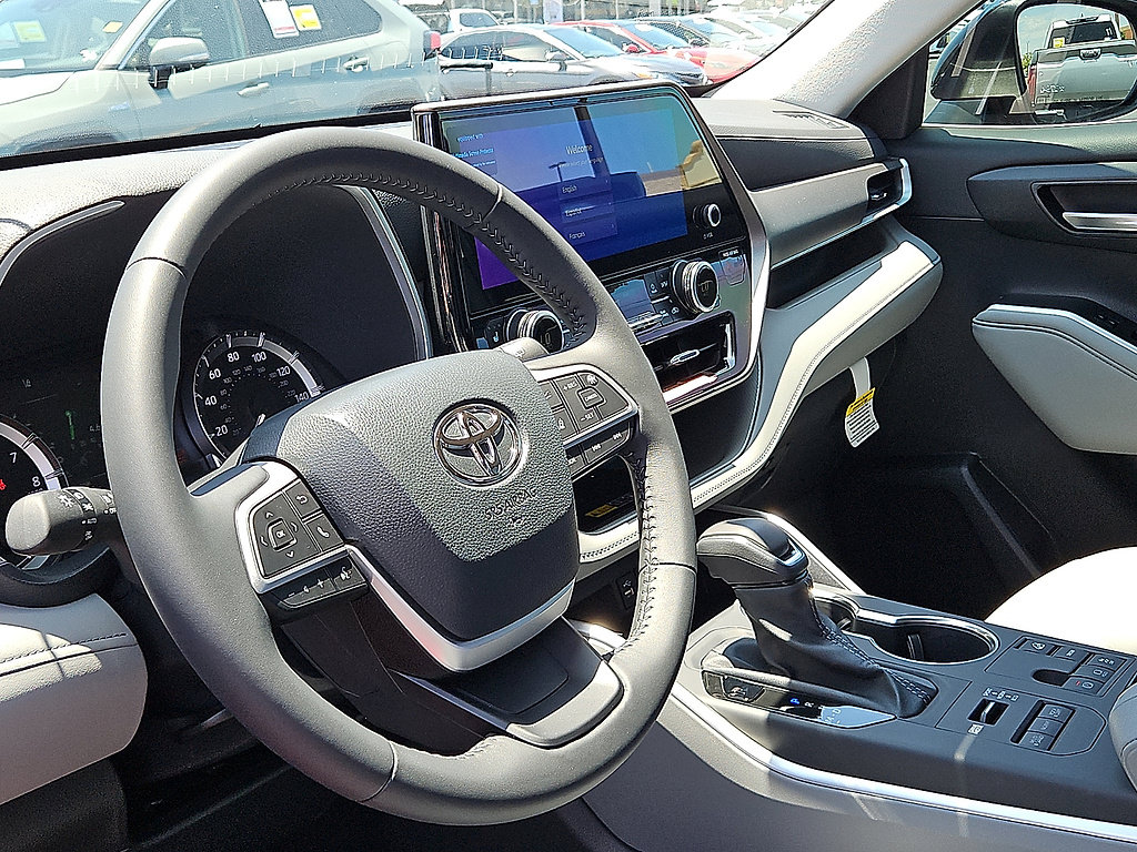 Certified 2026 Toyota Highlander XLE AWD/4WD image 12