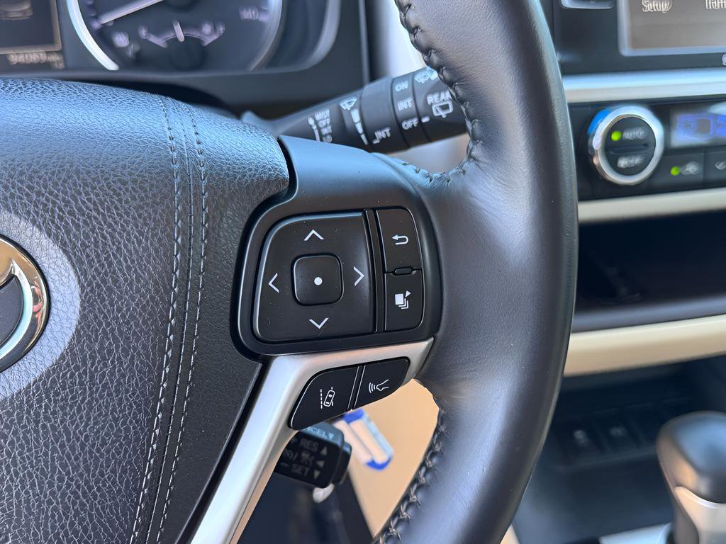 Used 2017 Toyota Highlander Plus FWD image 16