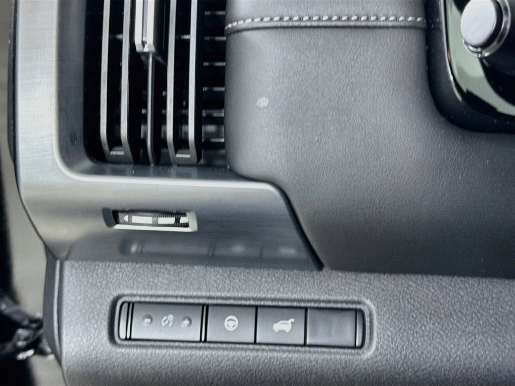 Used 2025 Nissan Pathfinder SL FWD image 11
