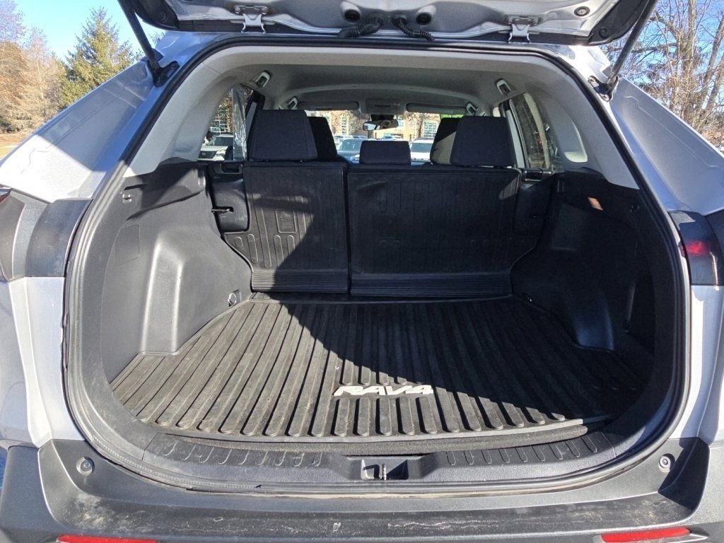 Used 2021 Toyota RAV4 LE image 13