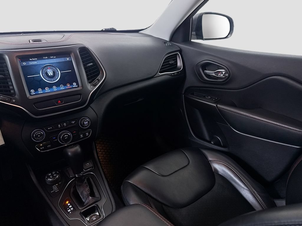 Used 2020 Jeep Cherokee Trailhawk AWD/4WD image 25