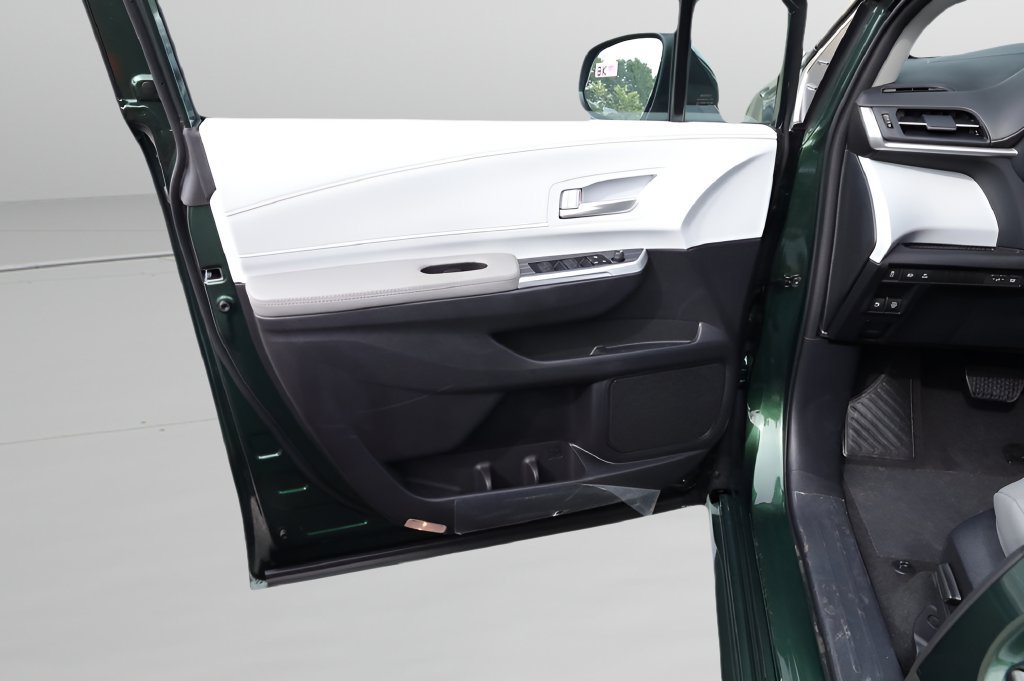 New 2026 Toyota Sienna XLE AWD/4WD image 7