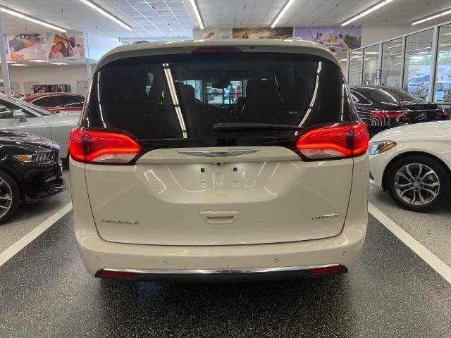 Used 2019 Chrysler Pacifica Limited w/ Tire & Wheel Group FWD image 6