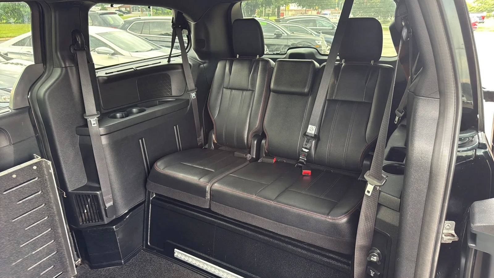 Used 2014 Dodge Grand Caravan R/T w/ Driver Convenience Group FWD image 11