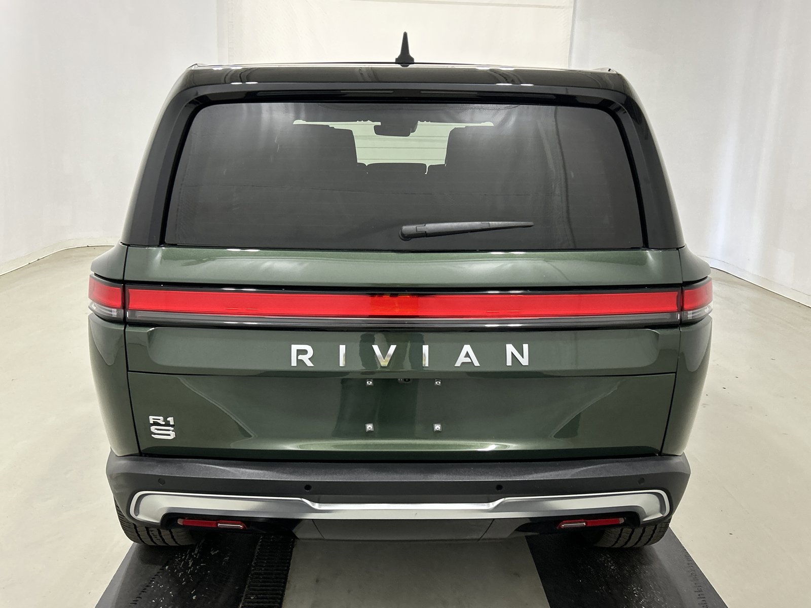 Used 2024 Rivian R1S Adventure AWD/4WD image 4