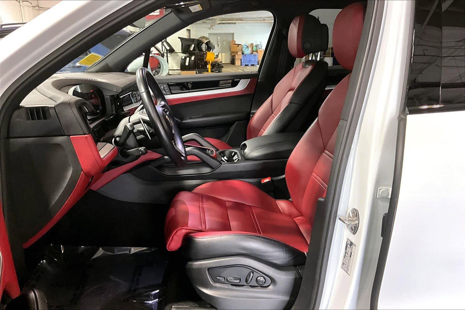 Used 2024 Porsche Cayenne AWD/4WD image 9