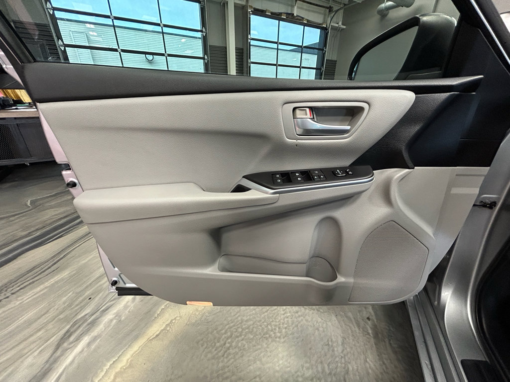 Used 2015 Toyota Camry SE FWD image 49