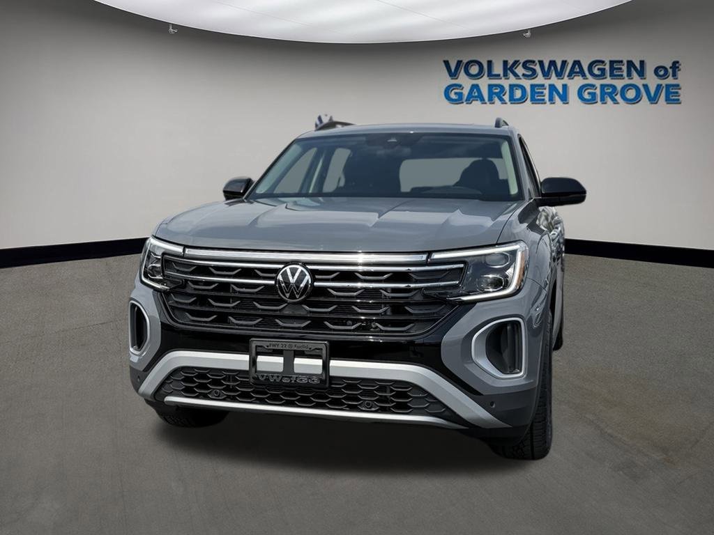 New 2025 Volkswagen Atlas Peak Edition SE image 4