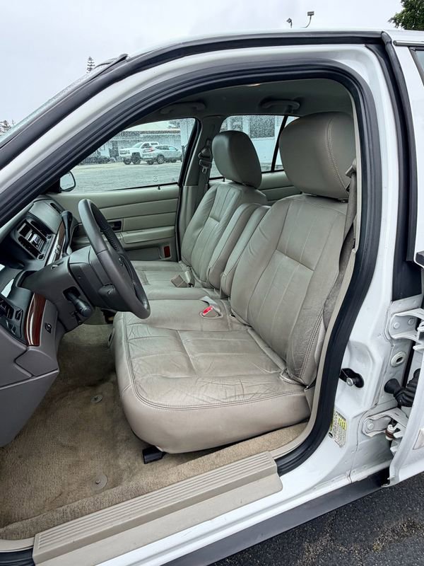 Used 2011 Ford Crown Victoria LX w/ Comfort Appearance Pkg RWD image 15