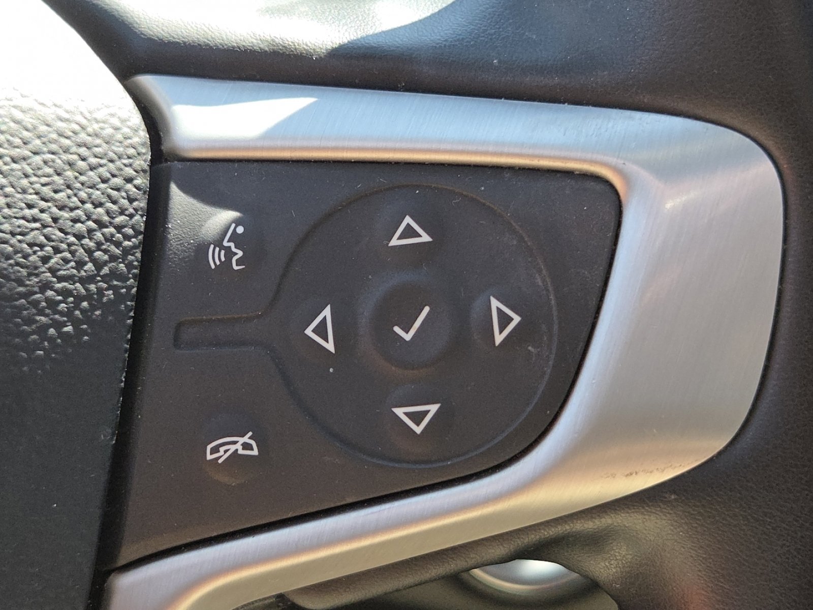 Used 2023 GMC Terrain SLT image 31