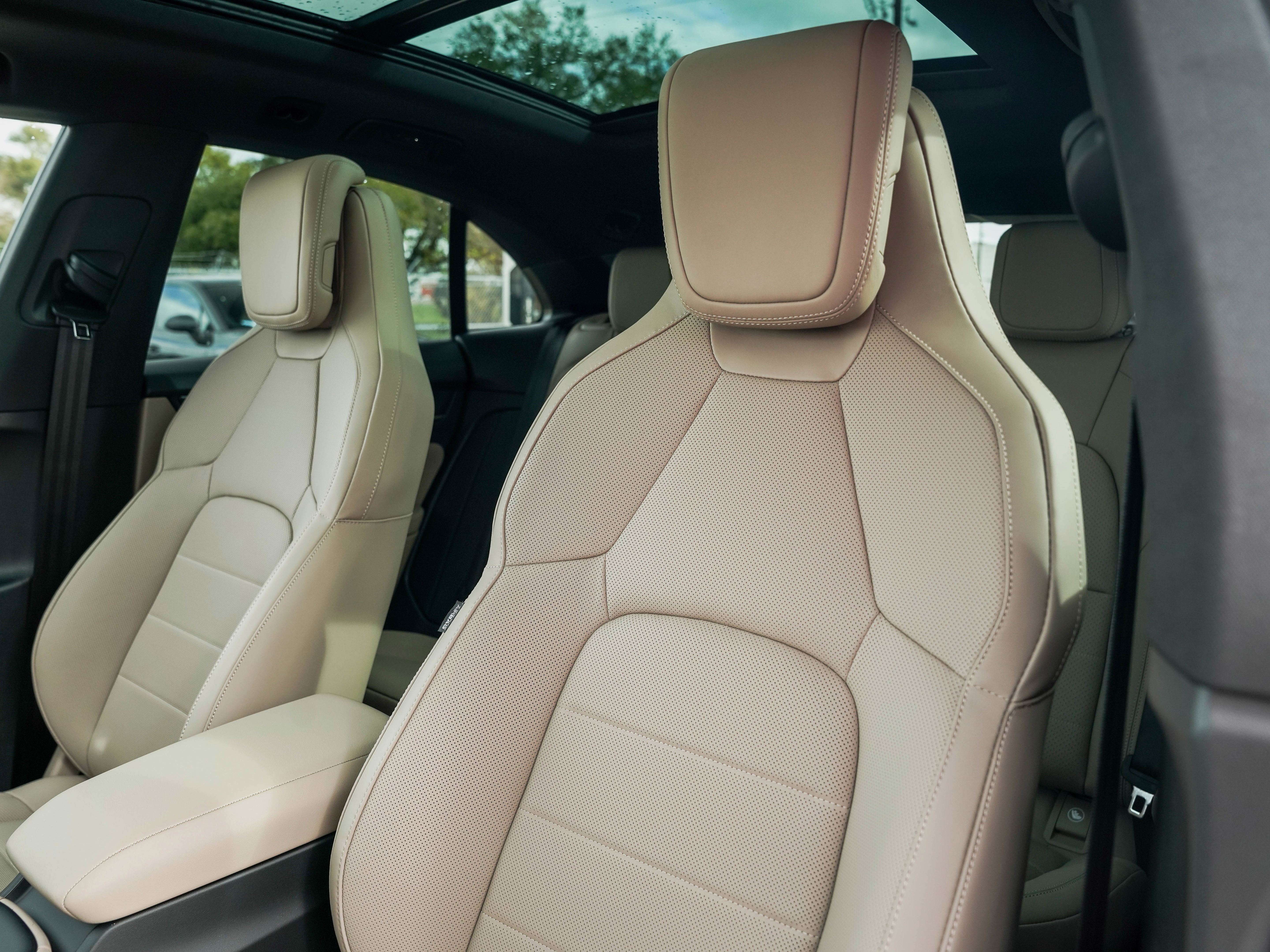 Certified 2025 Porsche Macan Electric image 5