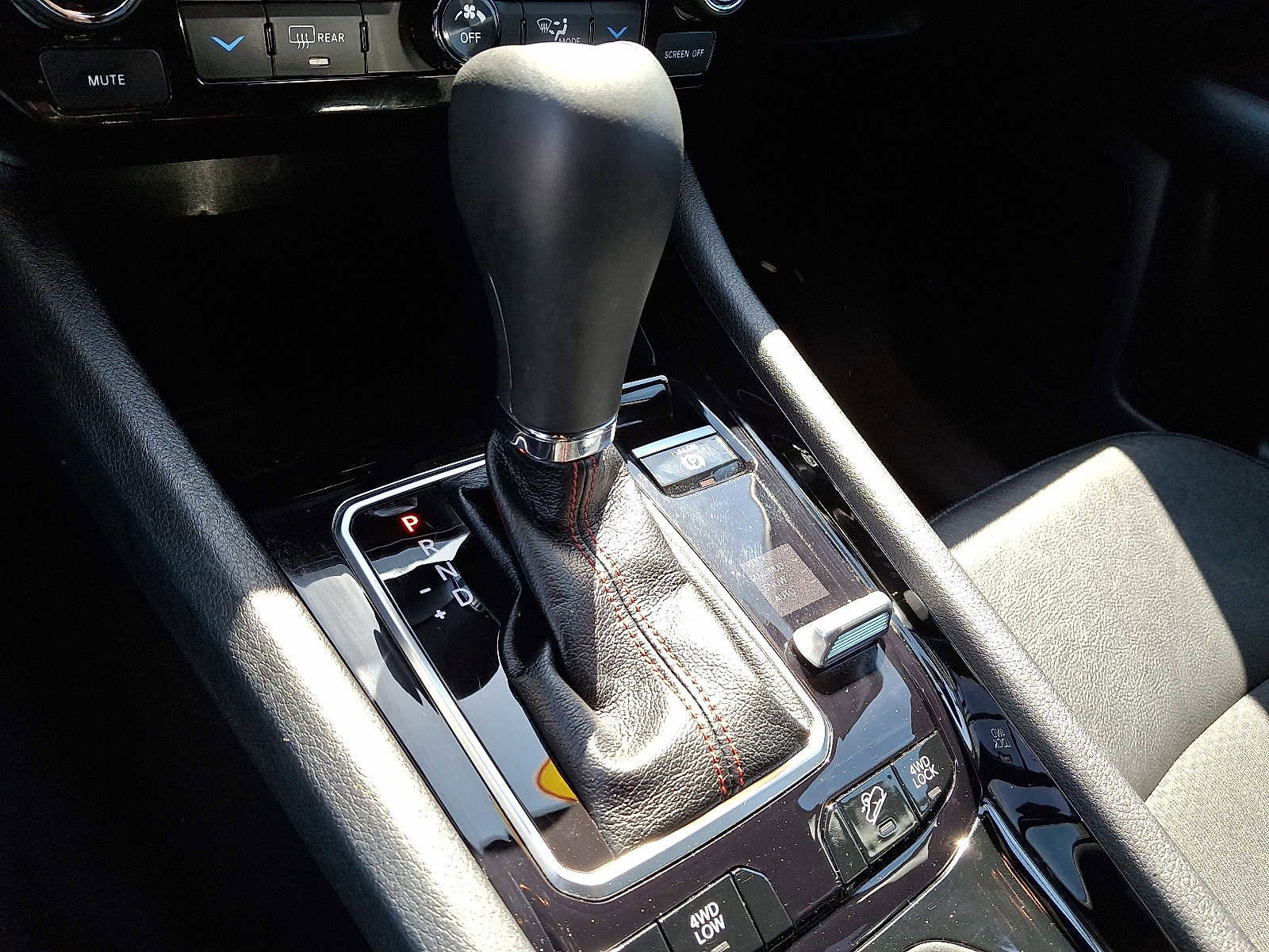 Used 2024 Jeep Compass Trailhawk image 16