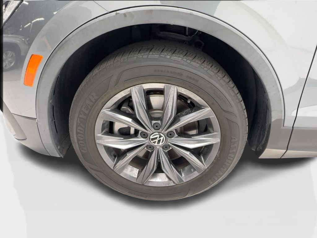 Used 2023 Volkswagen Tiguan SE w/ Panoramic Sunroof Package FWD image 12