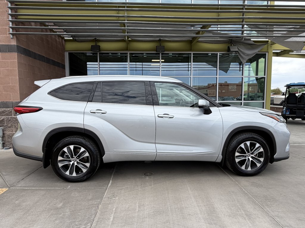 Used 2021 Toyota Highlander XLE AWD/4WD image 9