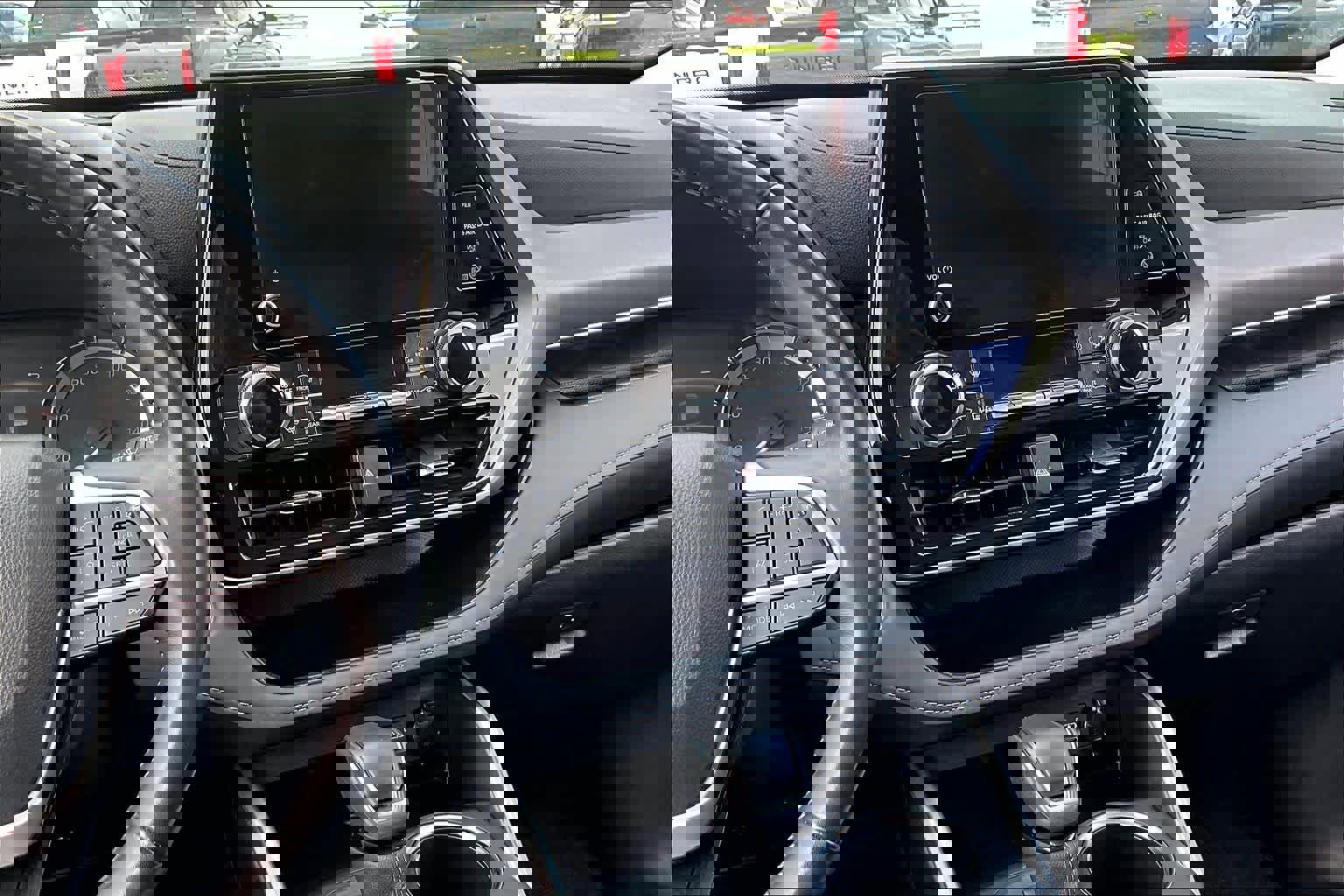 Used 2025 Toyota Highlander LE image 7