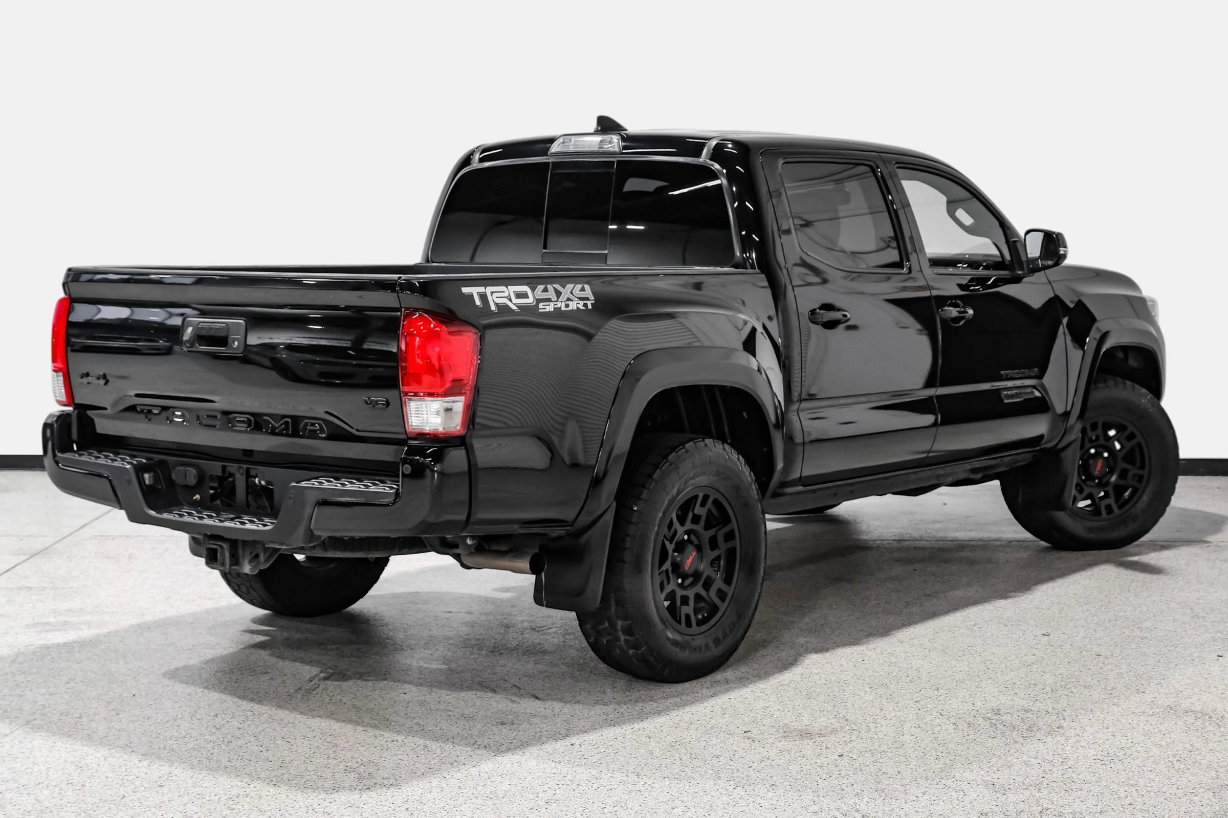 Used 2017 Toyota Tacoma TRD Sport w/ Premium & Technology Package AWD/4WD image 6