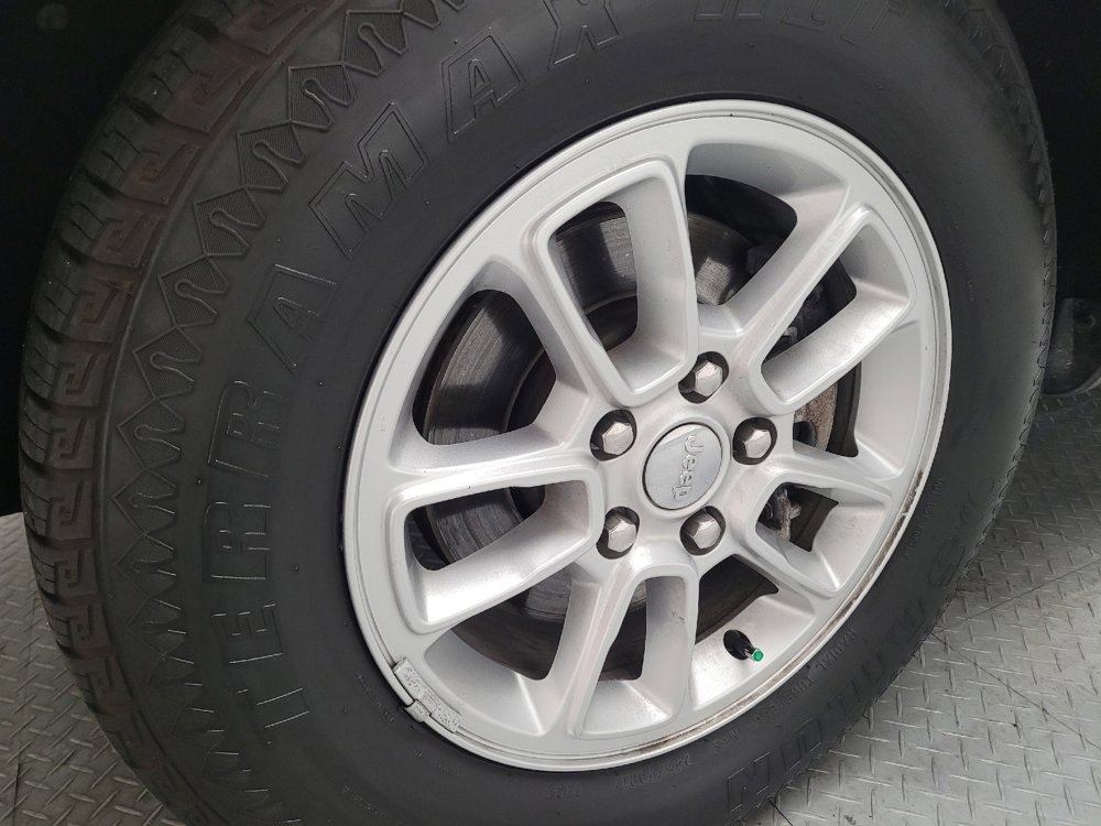 Used 2020 Jeep Grand Cherokee Laredo w/ Security & Convenience Group image 31