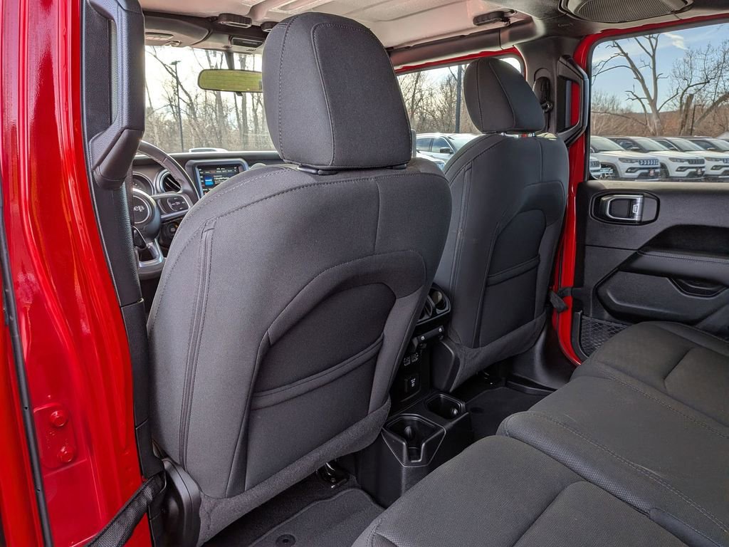 Used 2020 Jeep Wrangler Unlimited Sahara AWD/4WD image 16