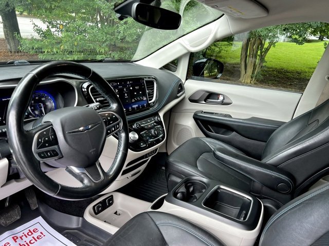 Used 2021 Chrysler Pacifica Touring-L image 15