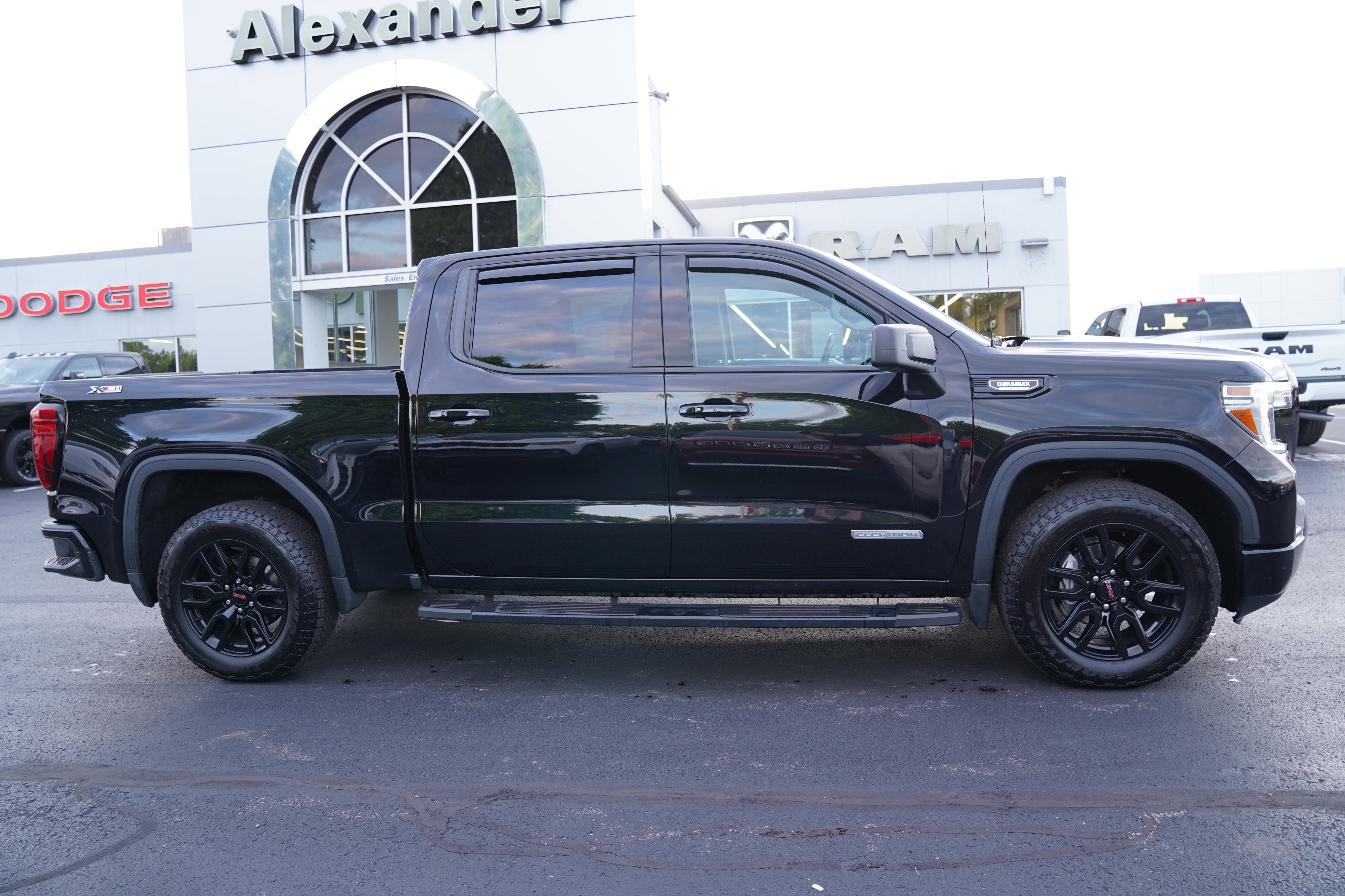 Used 2021 GMC Sierra 1500 Elevation w/ X31 Off-Road Package AWD/4WD image 2