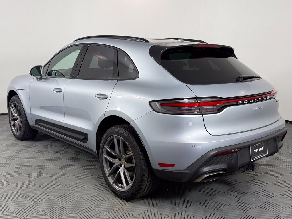 Certified 2025 Porsche Macan AWD/4WD image 3