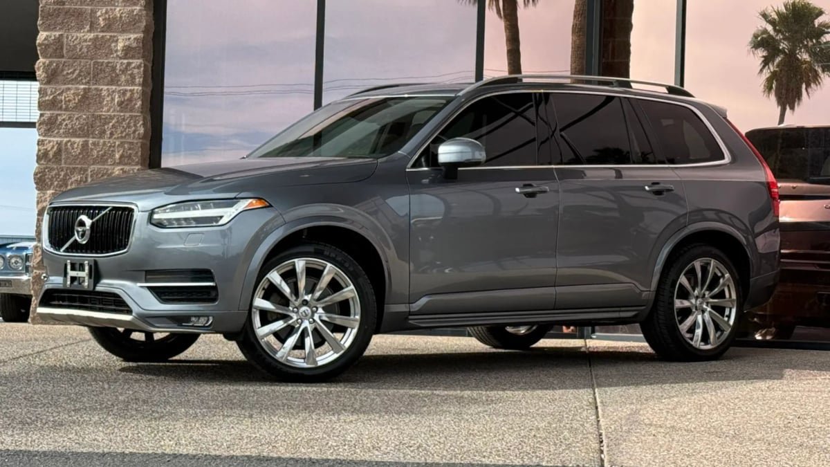 Used 2016 Volvo XC90 T6 Momentum w/ Momentum Plus Package AWD/4WD image 3