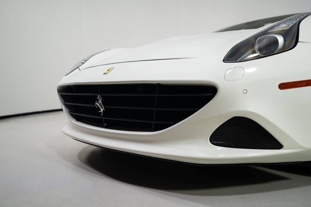 Used 2017 Ferrari California T RWD image 32