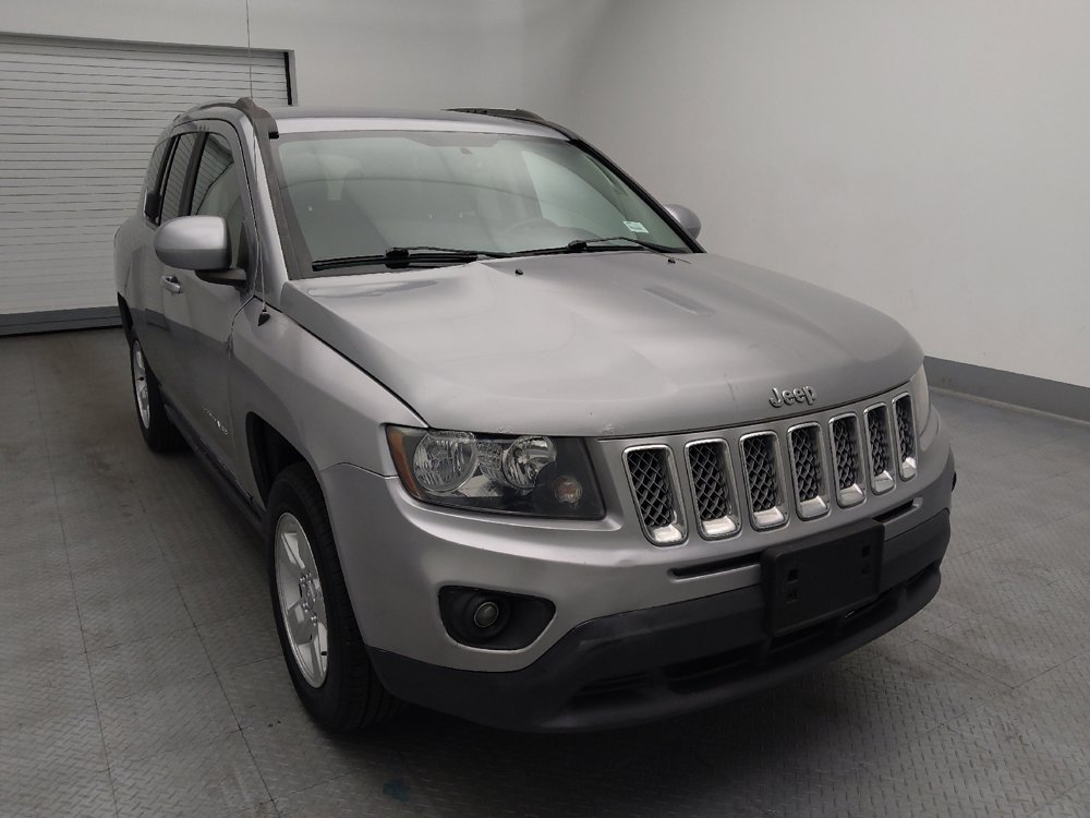 Used 2017 Jeep Compass Latitude FWD image 14
