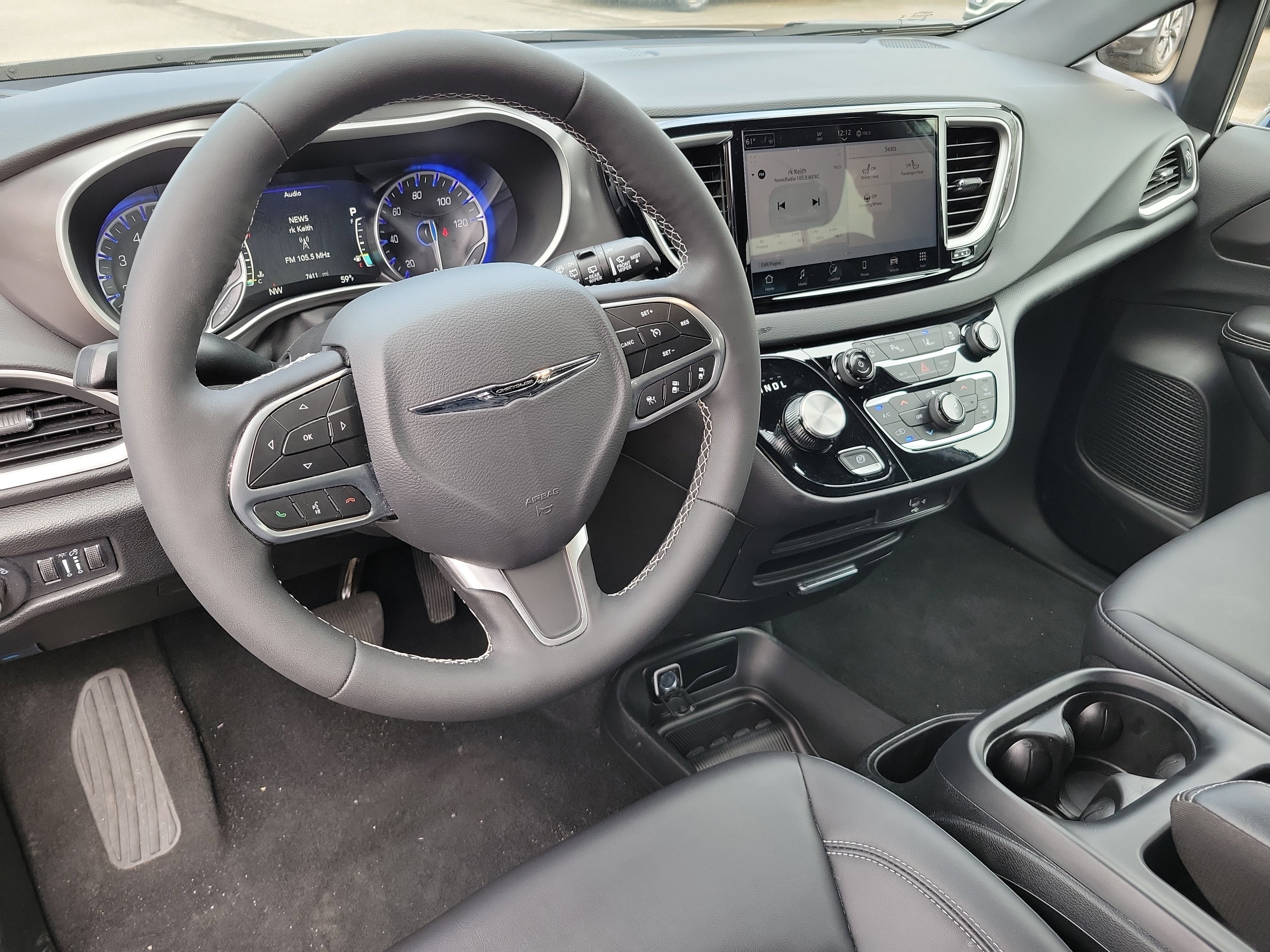 Used 2026 Chrysler Pacifica Select image 2